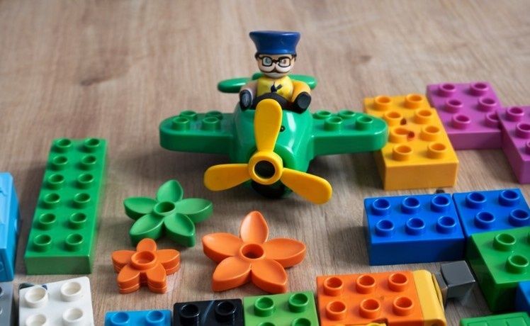 Duży zestaw LEGO DUPLO – mix klocków + samolot, figurka, dodatki