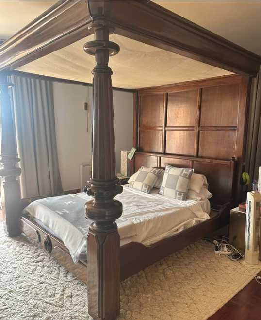 Cama Estilo imperial com teto em seda azul
