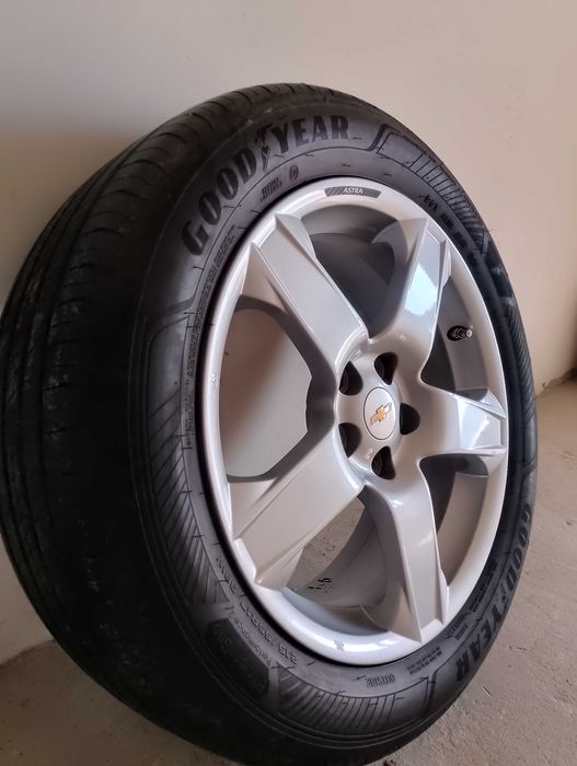 Шини GOODYEAR 215/55 R17 98W