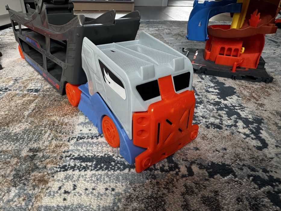 Hot Wheels Ciężarówka z pętlą  plus 2 zestawy