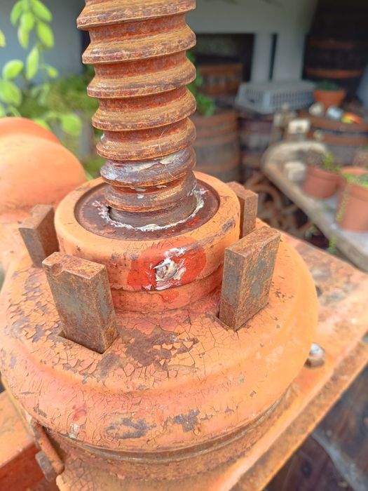 Prensa com base em ferro