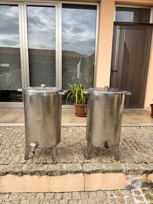 Pipos / Depósitos em Inox com Torneira – Bom Estado