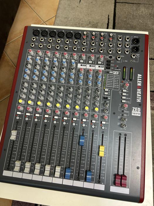 Vendo mesa de mistura Allen & Heath ZED-12FX em estado impecável, praticamente como nova.