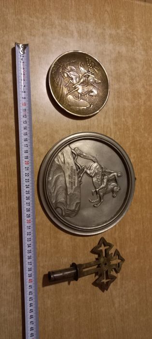 Настінна плакетка, бронзовий наконечник, латунна тарілка