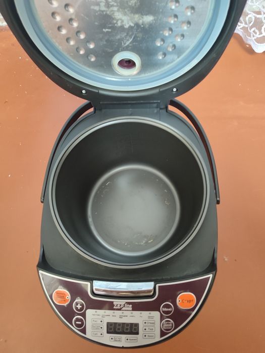 Мультиварка практически новая