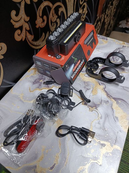 Велофонарь  восемь светодиодов  + фонарь задний , заряжается через  USB