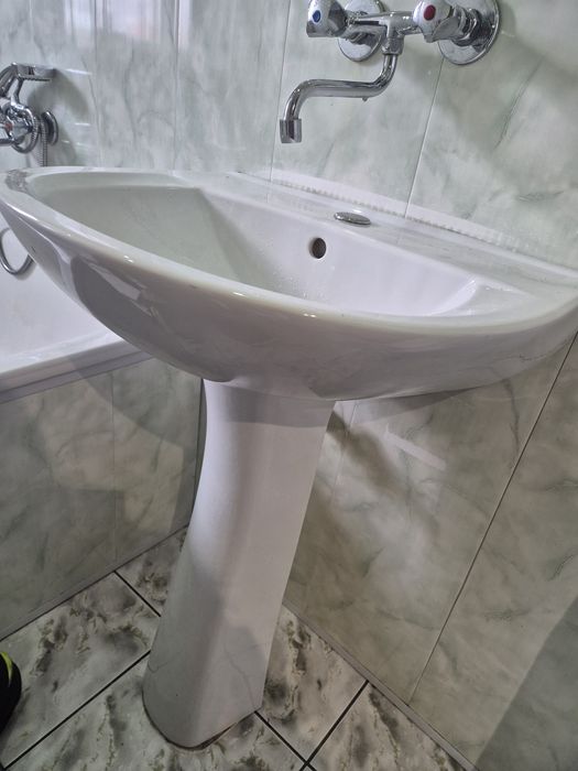 Umywalka z nogą Cersanit