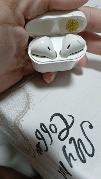 AirPods branco e roda