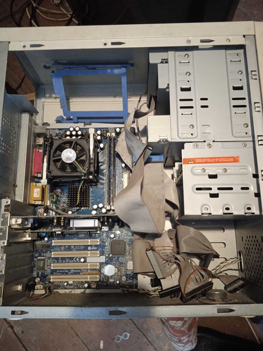 системний блок комрютера Asus, і два блоки Dell 740 і 745