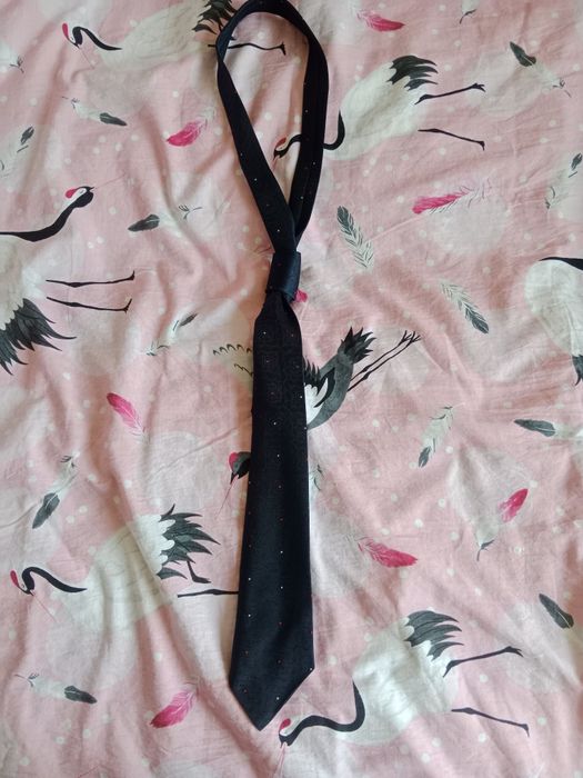 Męski krawat granatowy w kropki