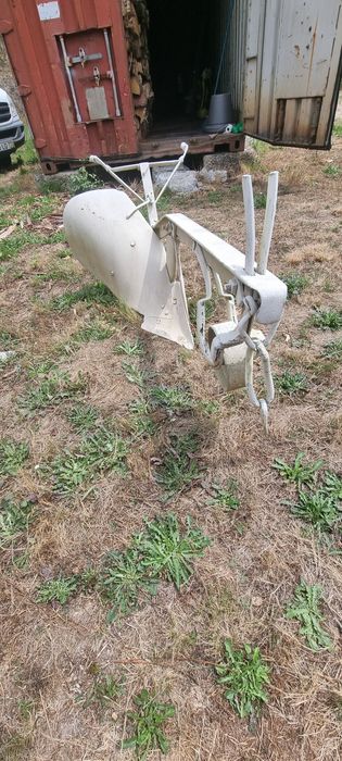 Arado pintado em bom estado