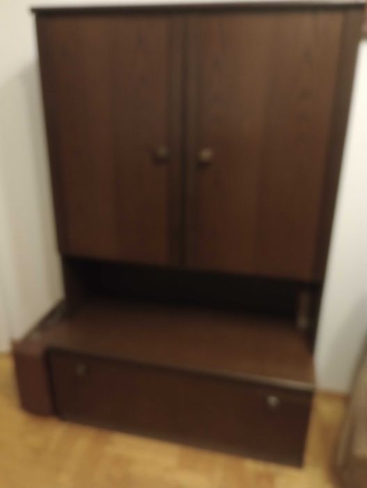 Elegancki regał z efektowną, podświetlaną witryną.