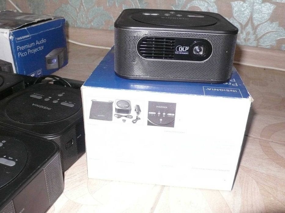 DLP LED проектор +BT колонка: Insignia NS-PR200 на аккумуляторе