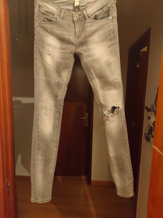 Calça rasgada cinza da Mango