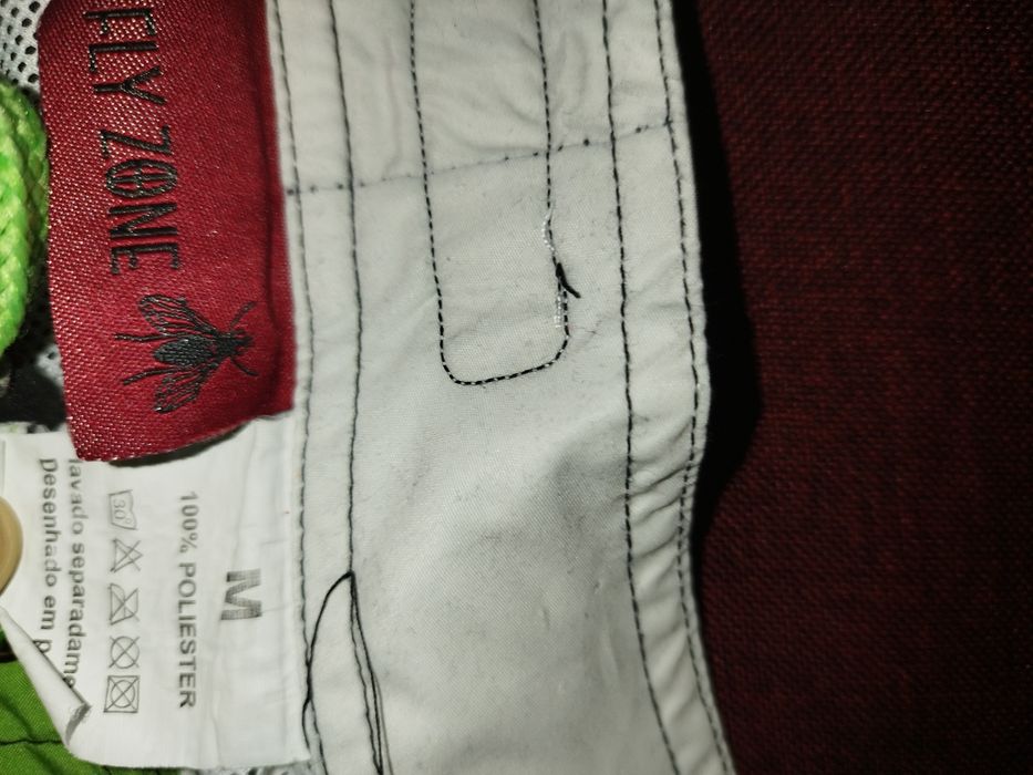 Calções de praia pretos e verdes