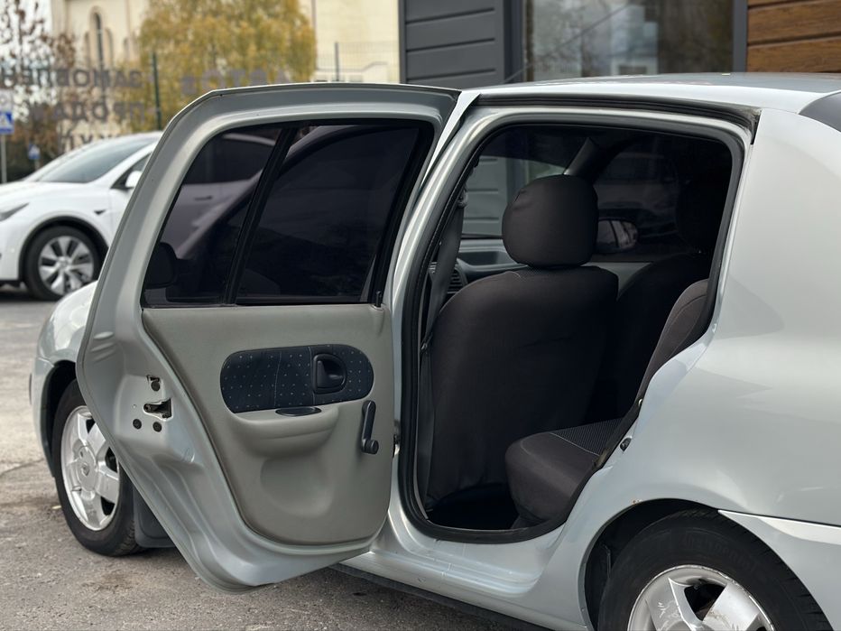 RENAULT SYMBOL 2003 року, 1.4 газ/бензин, автомат, передній привід.