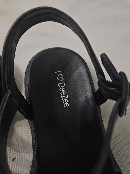 Czarne sandałki idealne na lato