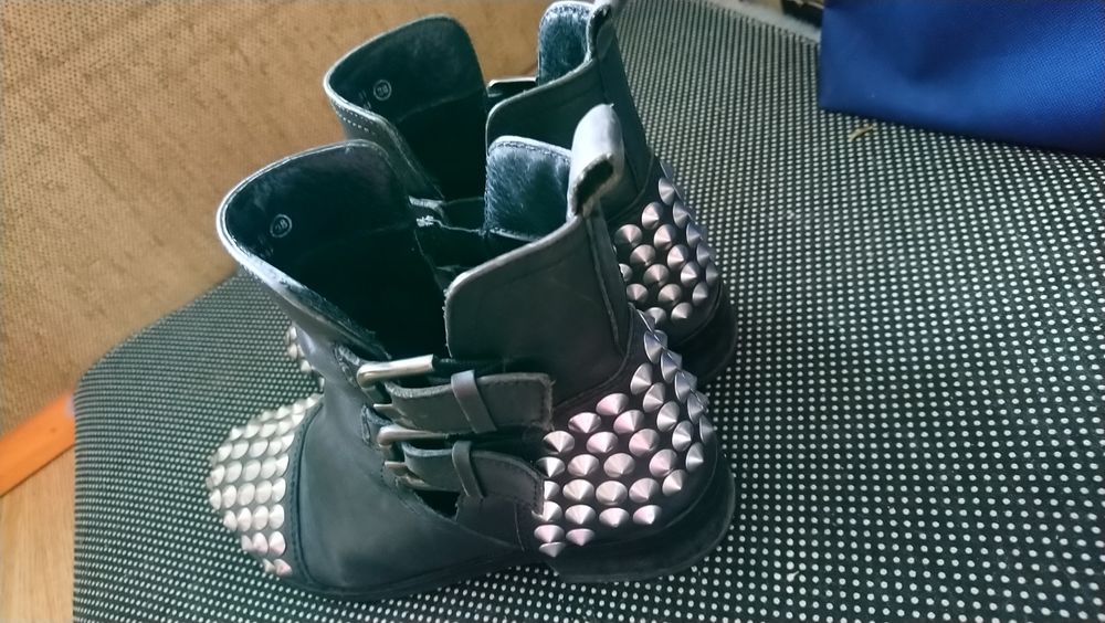 Fajne buty damskie z ćwiekami rozm. 38