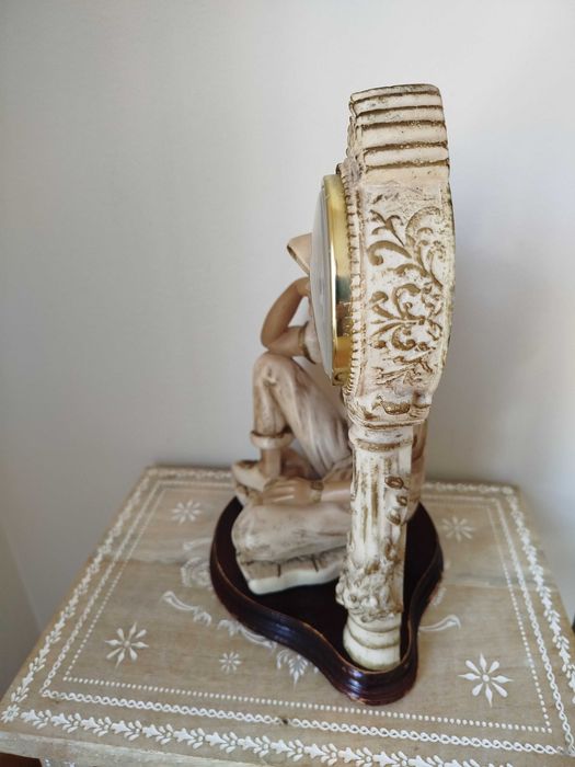 Lindo Relógio de Mesa em marfinite