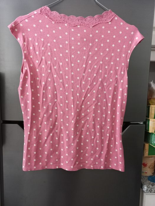 Conjunto novo de casaco e blusa rosa com renda e bolas brancas