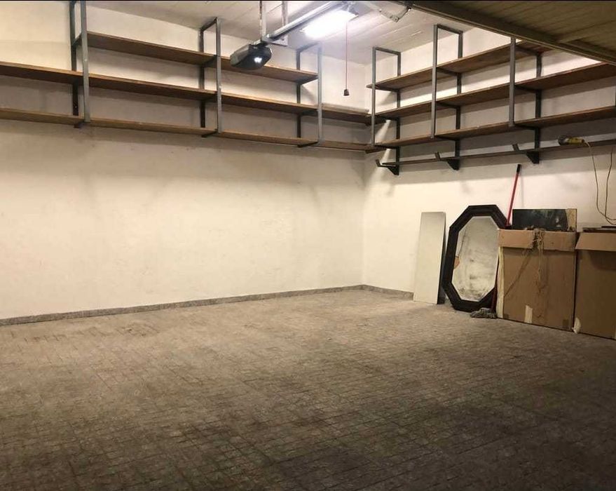 Metade de garagem para carro, mota, arrumos