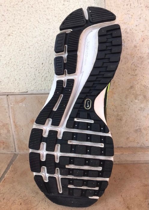 Tenis Nike cor verde e preto ,tamanho 38,5