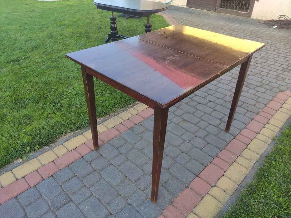 Oddam stół za kawę.