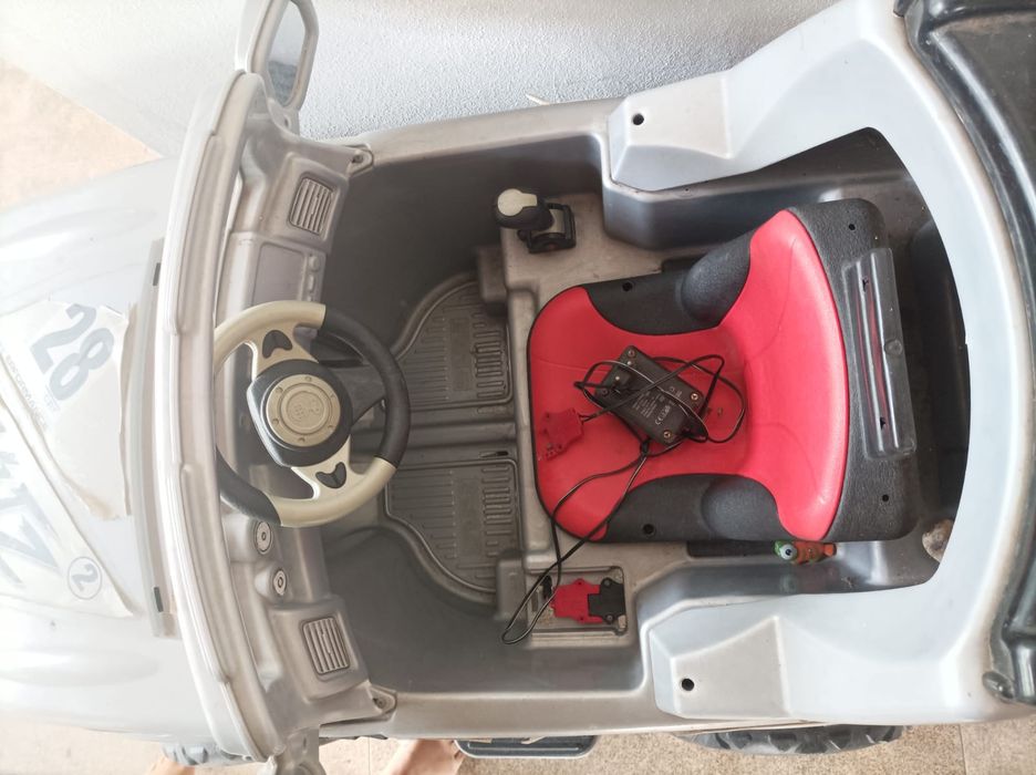 Carro eléctrico criança