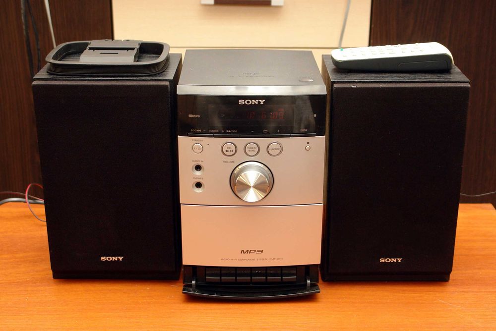 Музыкальный центр Sony CMT-EH15. Всё работает.