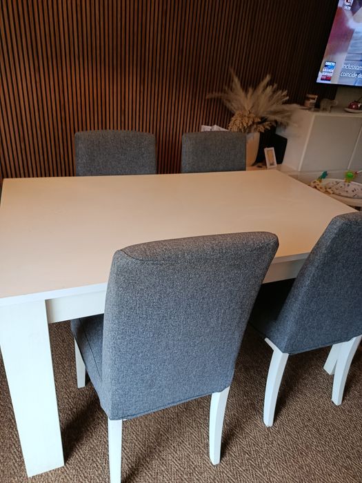 Conjunto mesa e cadeiras
