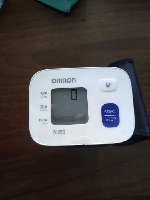 Тонометр автоматический на запястье Omron RS1