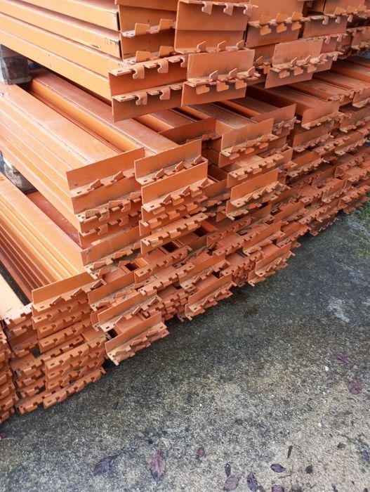 Mesa de 2 bastidores e 4 travessas laranjas