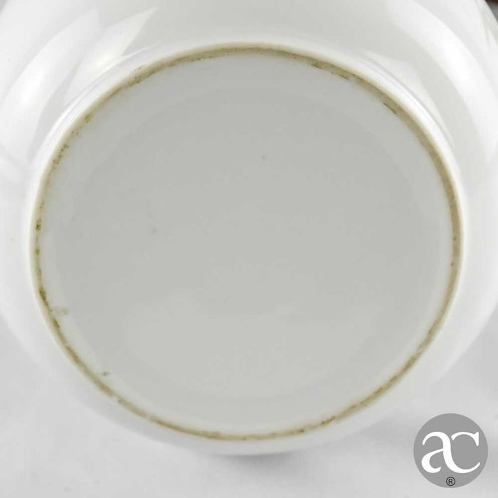 Candeeiro em porcelana branca e metal eletrificado