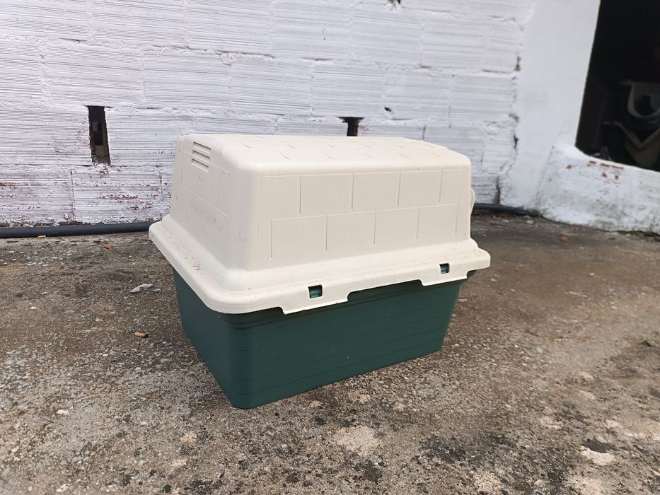 Casota para cão de porte pequeno ou médio. Resistente, lavável.