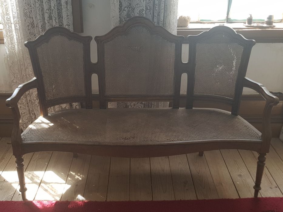 Móveis rústicos, credências, mesa e sofás