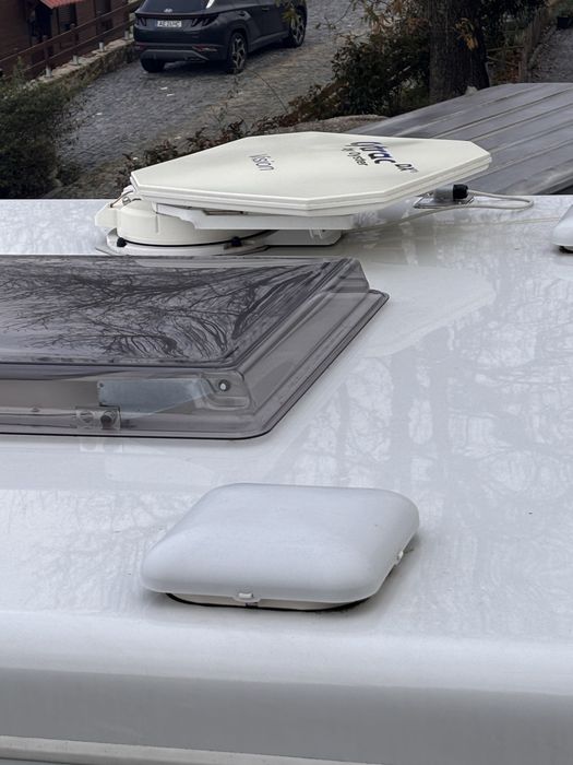 Antena parabolica para autocaravana marca Oyster automatica