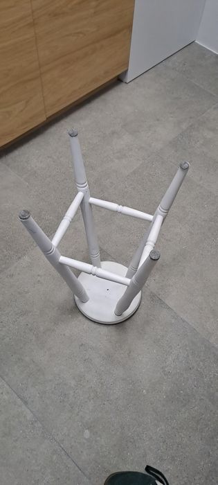 Stołek drewniany, lite drewno, biały mat.