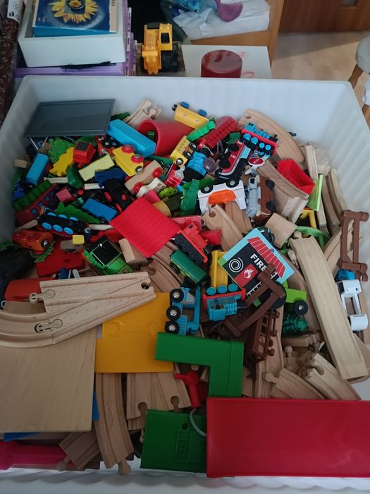 Duży zestaw torów i ciuchci.