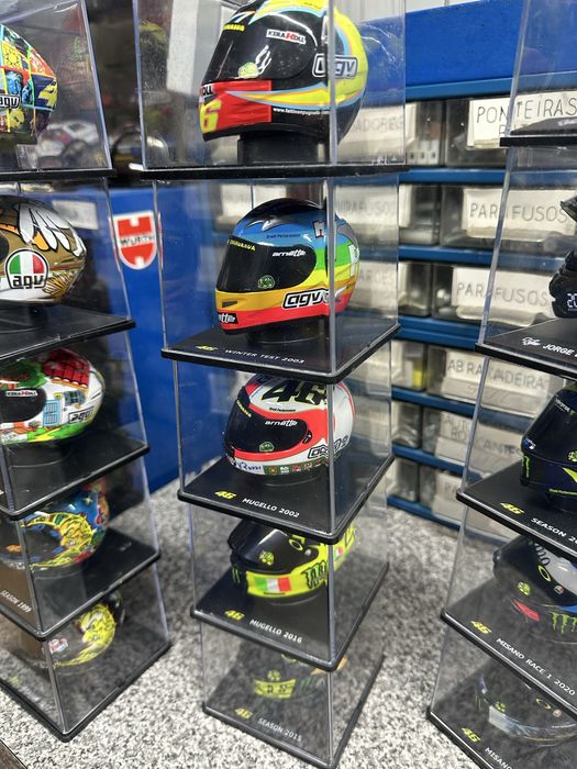 13 Capacetes rossi e um de outro piloto