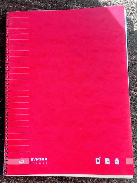 4 cadernos A4, 3 pautados e 1 quadriculado, de espiral novos.