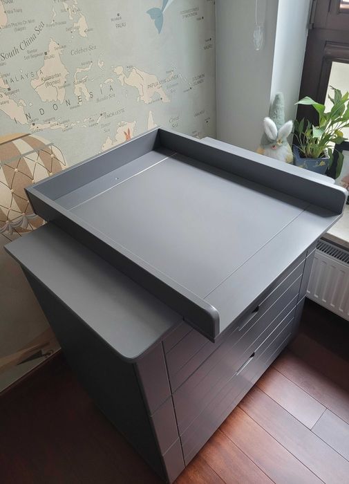 Klupś IWO - szare łóżeczko z szufladą i materacem + komoda