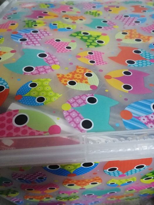 Pudełko z artykułami plastycznymi