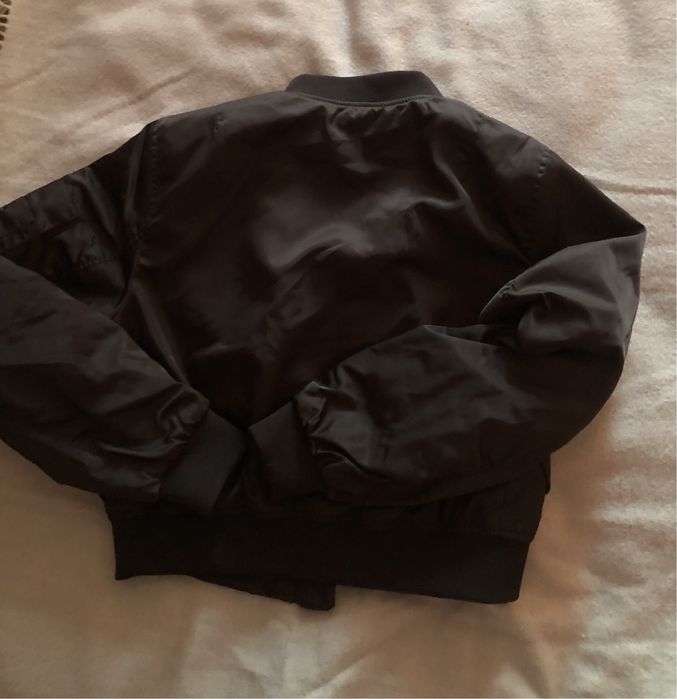 Blusão com fecho inteiro, bolsos á frente com mola