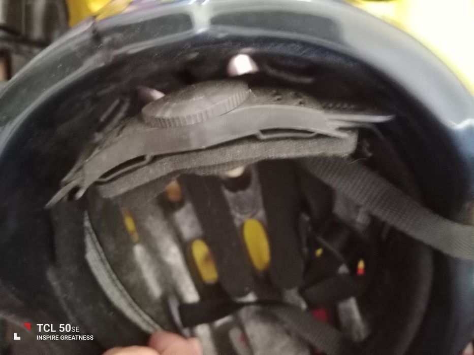 Conjunto de menina capacete mais proteções em bom estado.