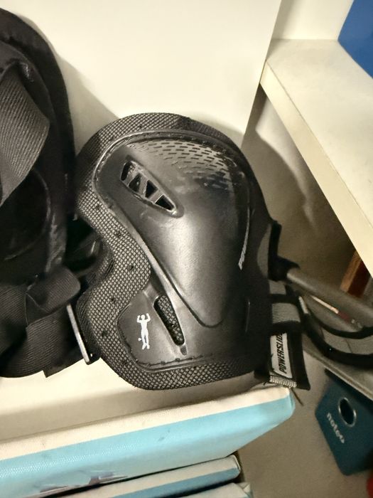 Joelheiras, cotoveleiras e protetores de pulsos para patins ou skate.
