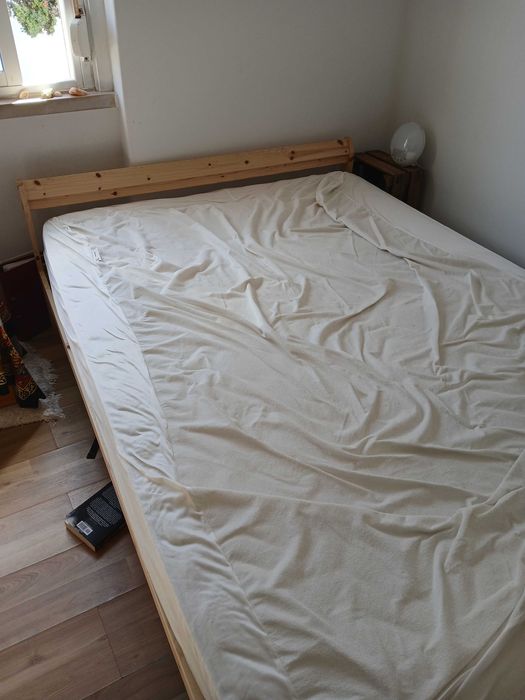 Cama doble com colchoa en pinho