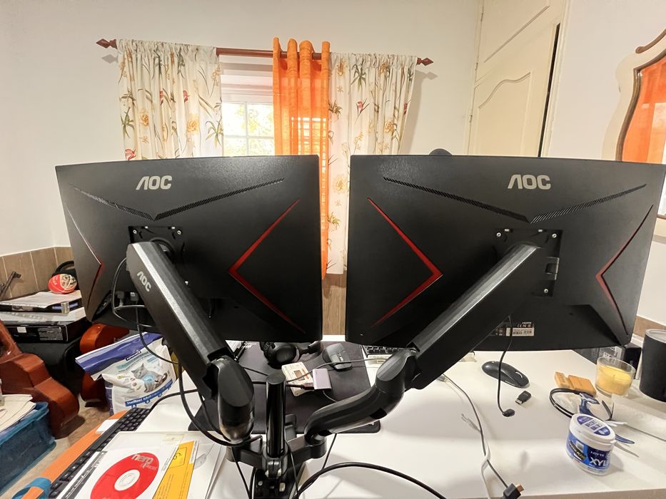 2 Monitores curvos 27 polegadas AOC e stand