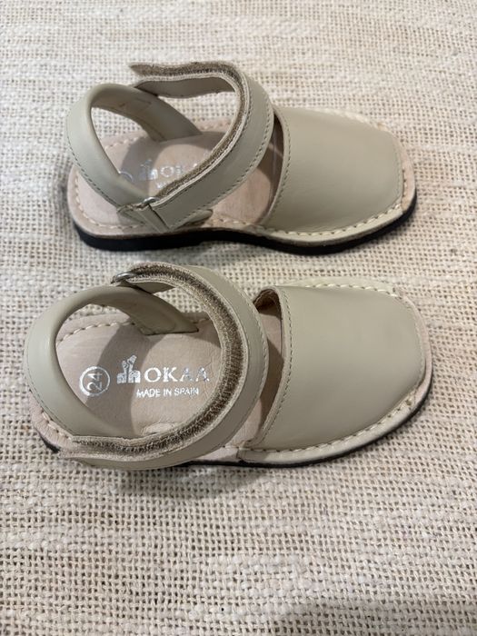 Sandálias creme OkaaSpain criança novas