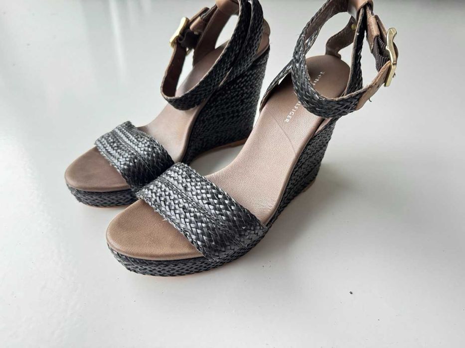 Sandały na koturnie Tommy Hilfiger – Rozmiar 37