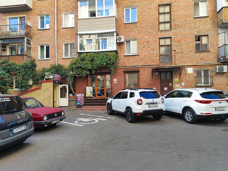 Салон краси  60 кв.м. на 1 поверсі в центрі з вікнами на Макдональдс